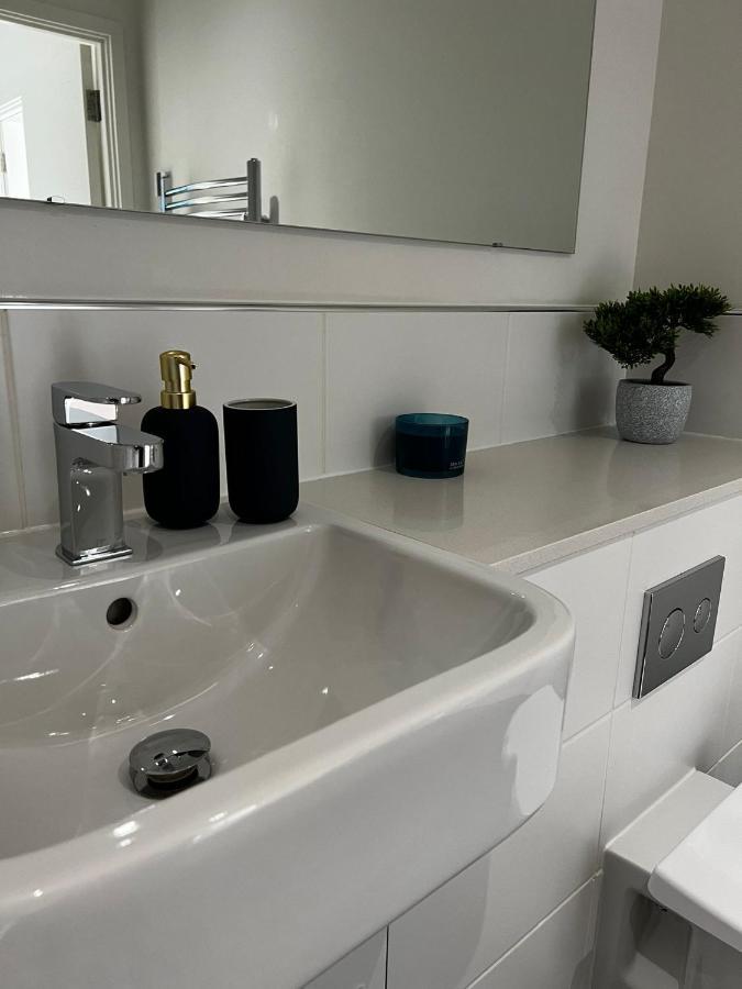 Modern Suite- Bedford City Centre With Free Gym & Parking エクステリア 写真
